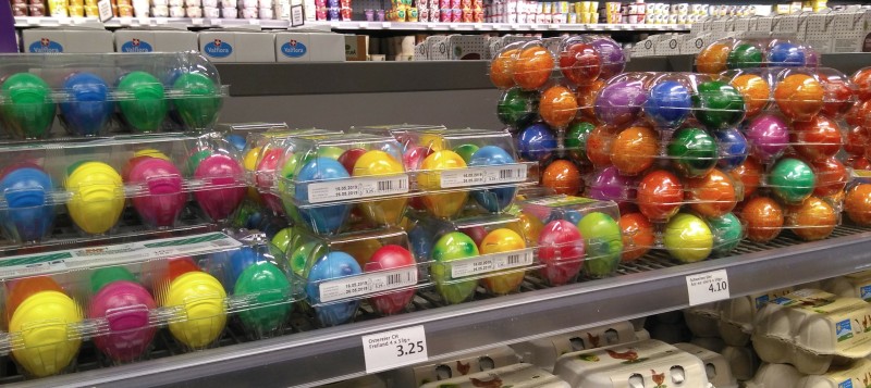 ovos coloridos no supermercado suíço